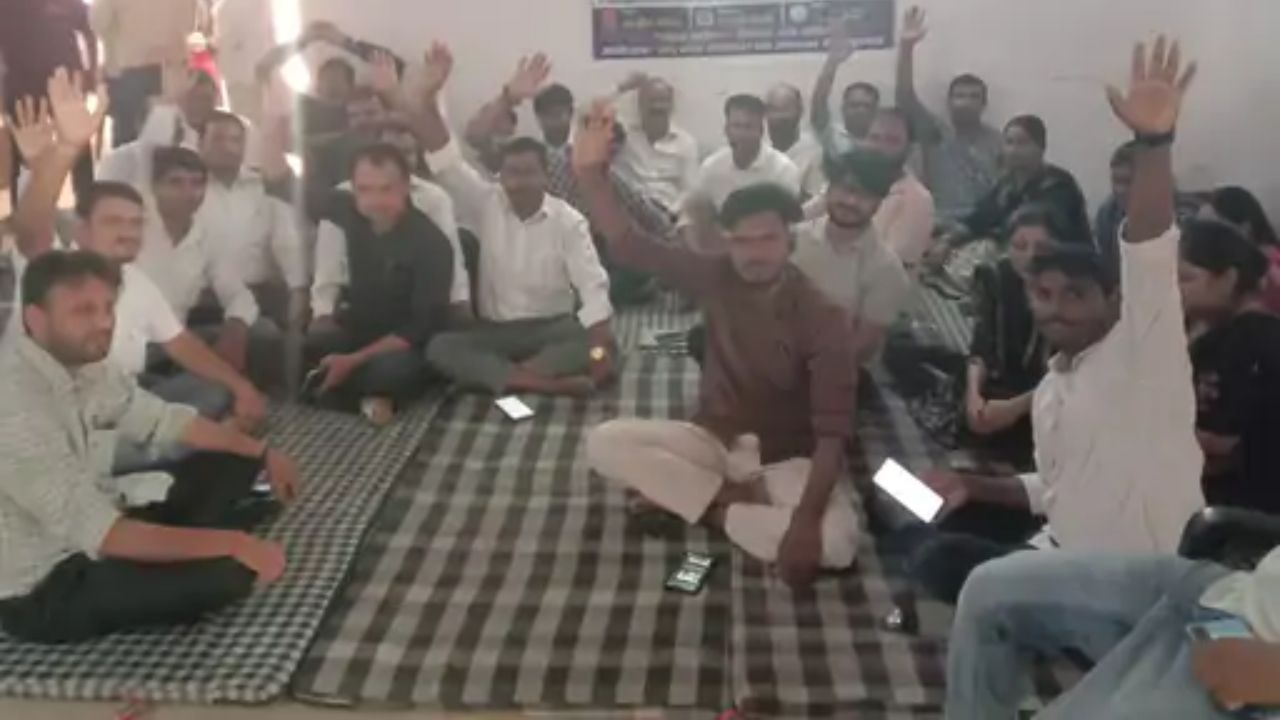 अयोध्या में लेखपाल पर कार्रवाई से गोरखपुर में बवाल! खजनी तहसील में हड़ताल, एंटी करप्शन टीम पर लगाए गंभीर आरोप
