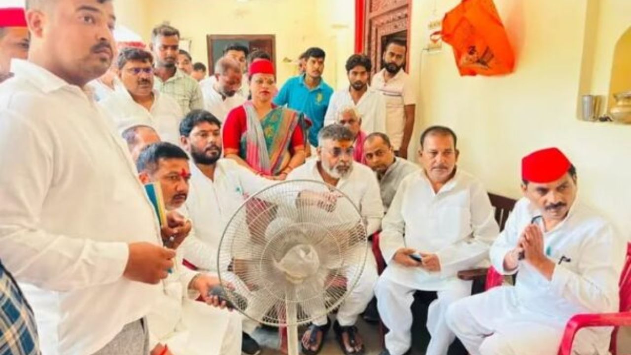 गोरखपुर हत्याकांड पर गरमाई सियासत, पीड़ित परिवार से मिले सपा नेता; मुआवजे से नौकरी तक की मांग