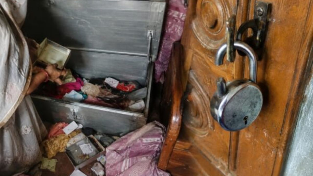 छत पर सोता रहा परिवार, नीचे चोरों ने काट दिया ताला… गोरखपुर में 1 लाख कैश और लाखों के जेवर ले उड़े