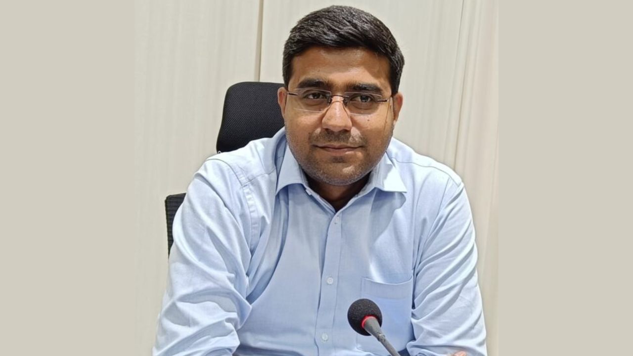 चीनी की किल्लत की खबर ने मचाई हलचल, DM ने साफ किया- स्टॉक पर्याप्त; जमाखोरी की तो होगी कार्रवाई