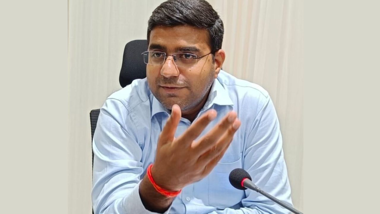 गोरखपुर में व्यापारियों की शिकायतों पर DM सख्त, जर्जर तारों से लेकर खराब सड़क तक… अधिकारियों को मिला ये निर्देश