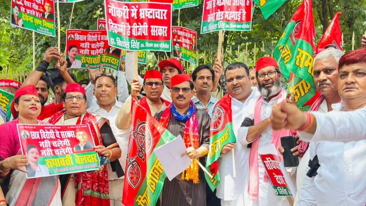Gorakhpur: पेपर लीक के विरोध में हाथों पर काली पट्टी बांध सड़कों पर उतरे सपा कार्यकर्ता