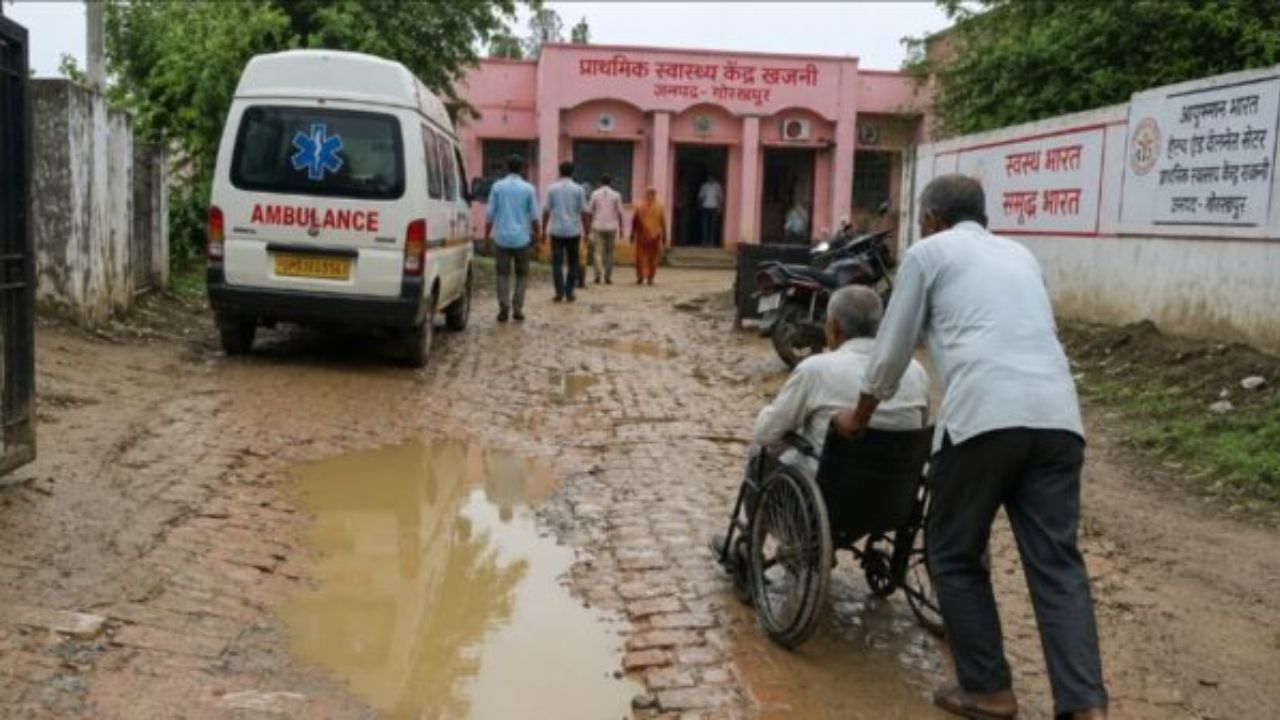 अस्पताल जाने वाली सड़क बनी मरीजों की मुसीबत, गड्ढों में भरा पानी… एंबुलेंस भी रेंगने को मजबूर