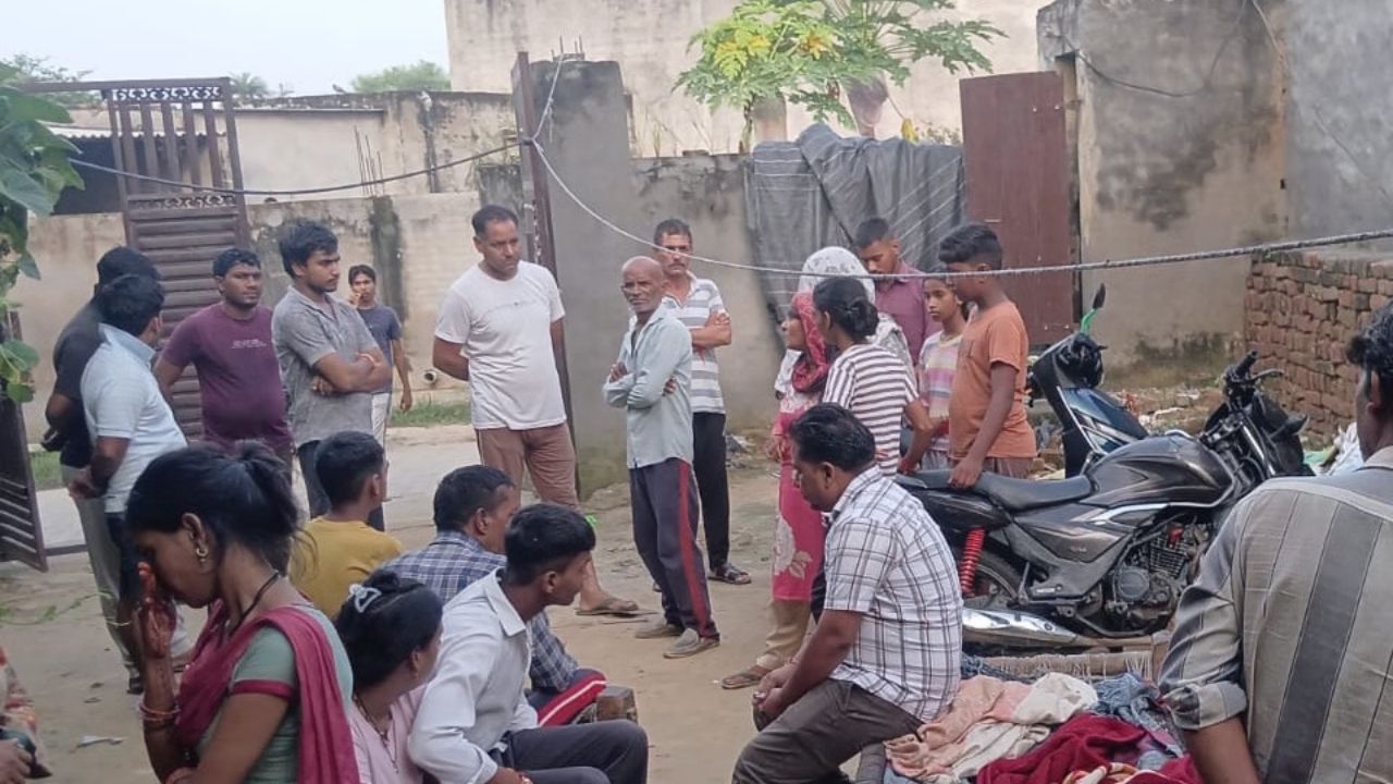 शादी से इनकार का खौफनाक बदला! आधी रात दीवार फांदकर घर में घुसा, दो बहनों पर फेंका तेजाब