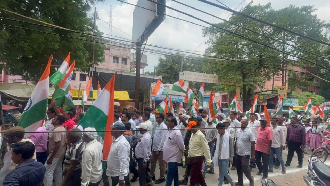 Mirzapur: छात्रों के जोश और नागरिकों के जुनून से बदला मिर्जापुर का मंजर, तिरंगामय हुआ पूरा शहर