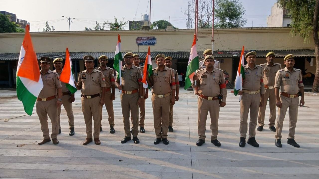 Mainpuri News: प्लेटफॉर्म से फुट ओवरब्रिज तक तिरंगा ही तिरंगा! मैनपुरी जंक्शन पर GRP का खास अंदाज
