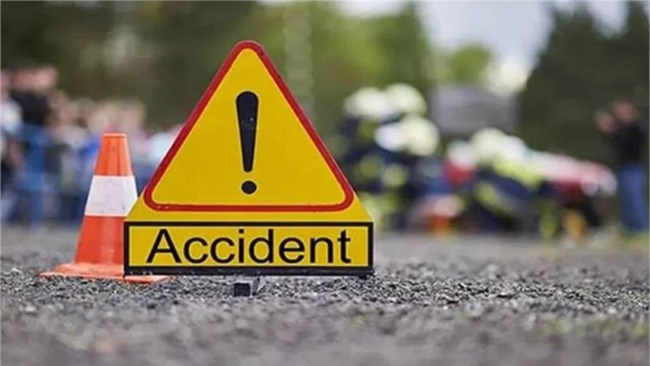 टकराते ही बस के उड़े परखच्चे, चीखों से दहल उठा हाईवे: हाथरस में पलक झपकते ही मातम में बदला 16 यात्रियों का सफर