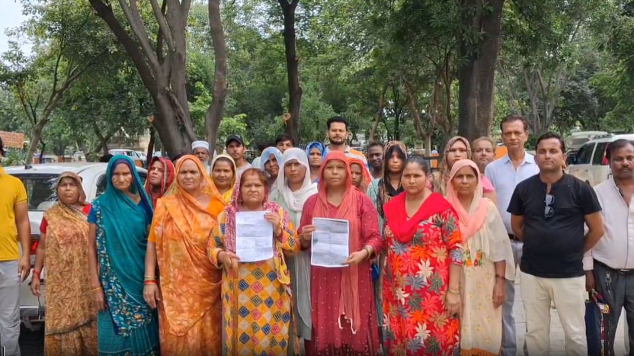 5 दिन से पानी में डूबा पूरा मोहल्ला, बच्चों का स्कूल जाना भी बंद! अब डीएम ऑफिस पहुंचकर लोगों ने सुनाई पूरी कहानी