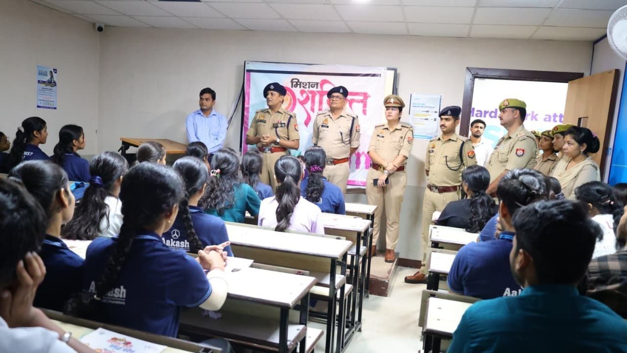 स्टूडेंट्स के बीच पहुंचे हाथरस SP, चिरंजीव नाथ सिन्हा ने युवाओं को दिए सफलता और सुरक्षा के खास टिप्स