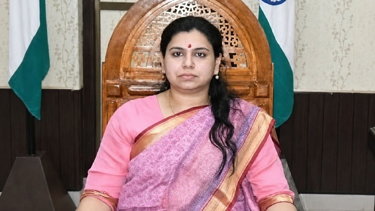 यूपी विधानसभा चुनाव लड़ेंगी दिव्या मित्तल? IIT-IIM से पढ़ने वाली IAS के इस्तीफे के बाद सियासी हलचल तेज