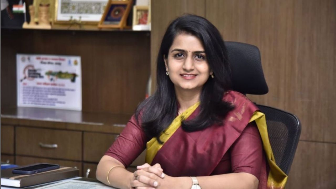 16 की उम्र में खोई सुनने की ताकत, न कोचिंग न ज्यादा वक्त… सिर्फ 4 महीने में 9वीं रैंक लाकर सौम्या शर्मा बनीं IAS
