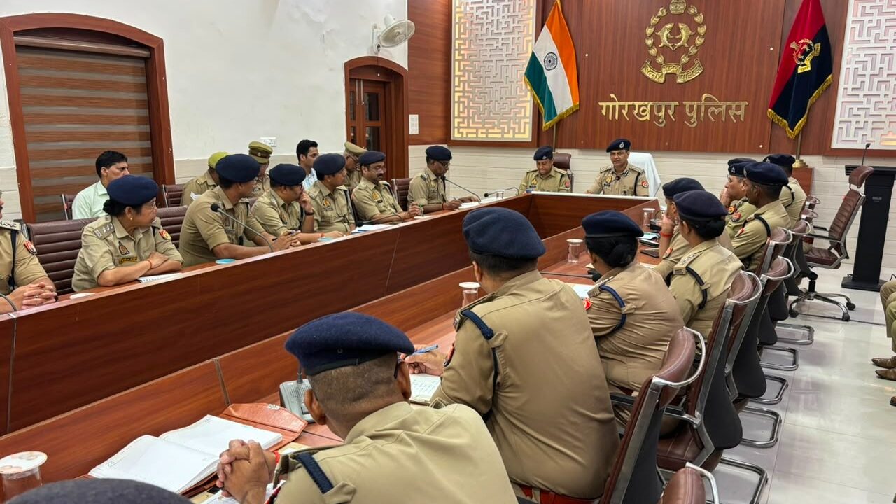 गोरखपुर में अपराधियों की उल्टी गिनती शुरू! डीआईजी-एसएसपी की बैठक में लिए गए बड़े फैसले