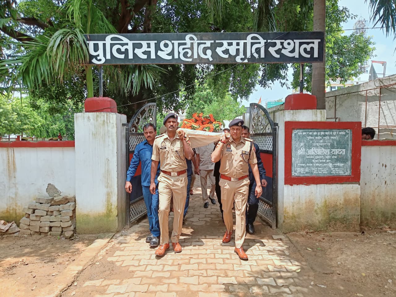 Gorakhpur News: ड्यूटी के दौरान अमर हुआ बहादुर खोजी श्वान ‘वैनमोर’, SSP और पुलिस परिवार ने दी भावभीनी अंतिम विदाई