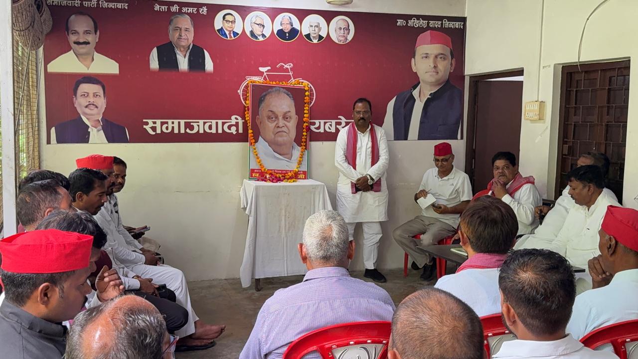 जनेश्वर मिश्र की जयंती पर सपा नेताओं ने किया नमन, मंदिर और कब्रिस्तान में किया वृक्षारोपण