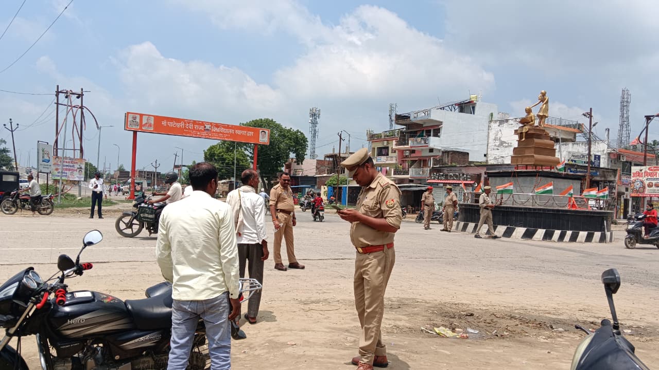 Balrampur News: अचानक सड़कों पर उतरे अफसर, फिर जो हुआ उससे वाहन चालकों में मचा हड़कंप; 367 पर कार्रवाई