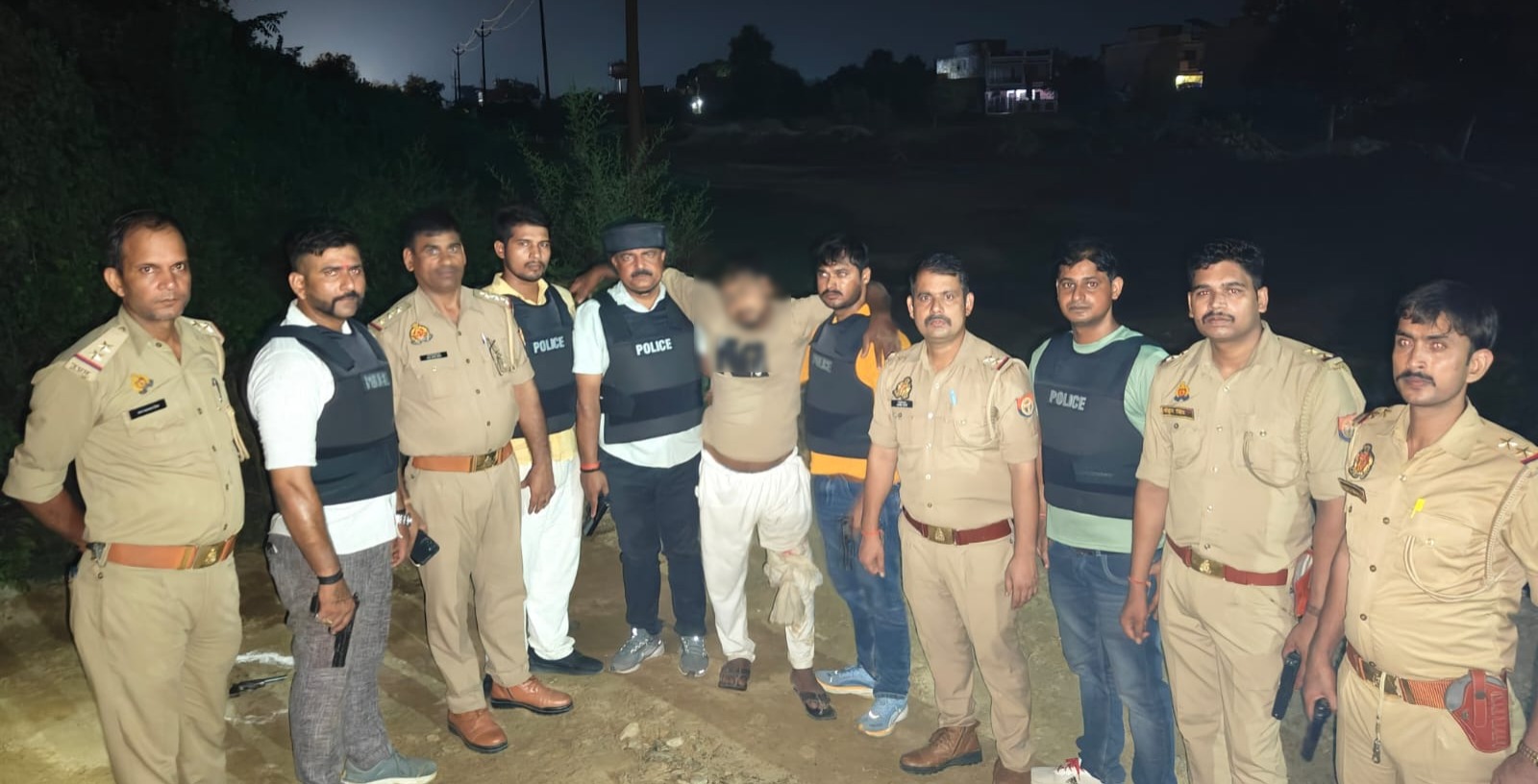 Gorakhpur: रात के अंधेरे में आखिर क्या करने निकला था शख्स? पुलिस की नजर पड़ते ही सामने आया चौंकाने वाला सच