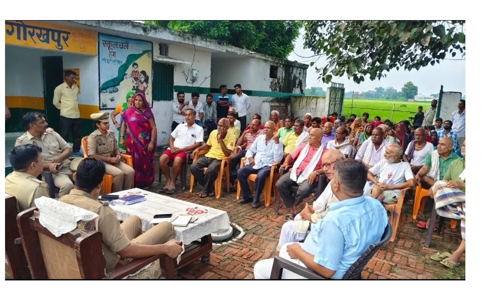 Gorakhpur News: गांव में अचानक पहुंची पुलिस तो जुट गए ग्रामीण, चौपाल में सामने आईं कई अहम समस्याएं
