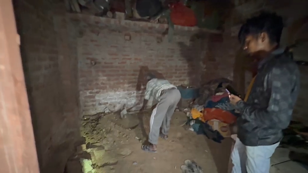 घर के अंदर दफन था प्रेमी का राज! पत्नी ने पति संग मिलकर किया ऐसा खेल, बदबू ने खोल दिया हत्या का राज