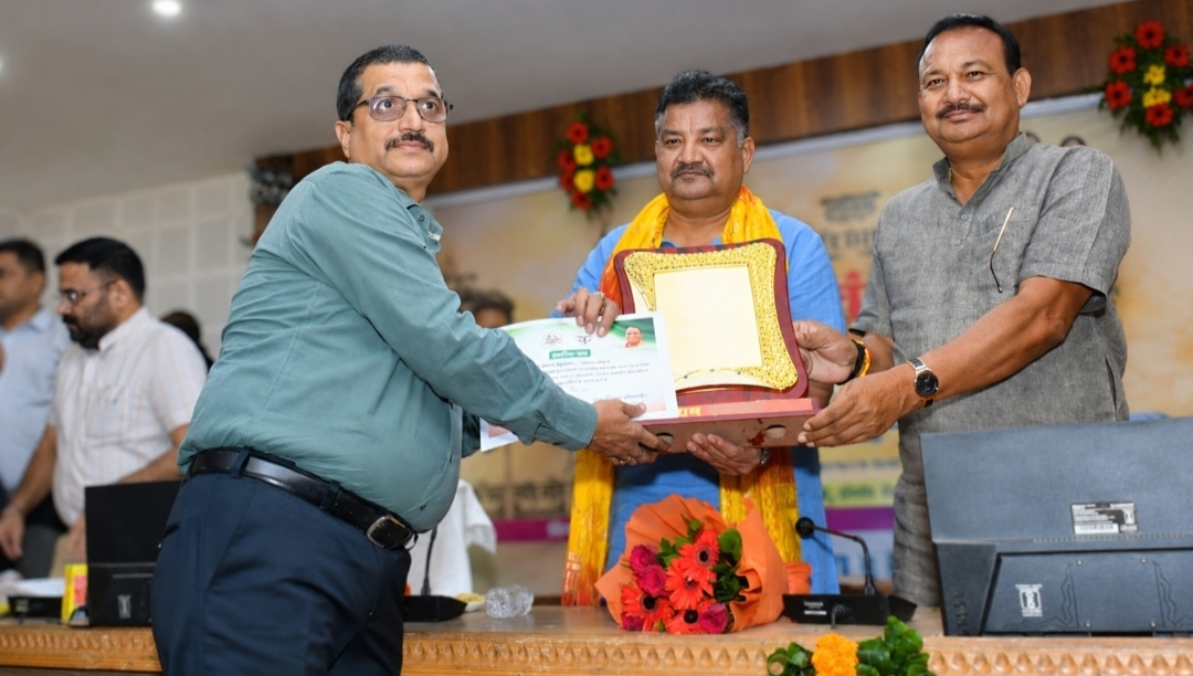 मनरेगा के मोर्चे पर खजनी ने लहराया परचम, बीडीओ रमेश शुक्ला को मिला बड़ा सम्मान