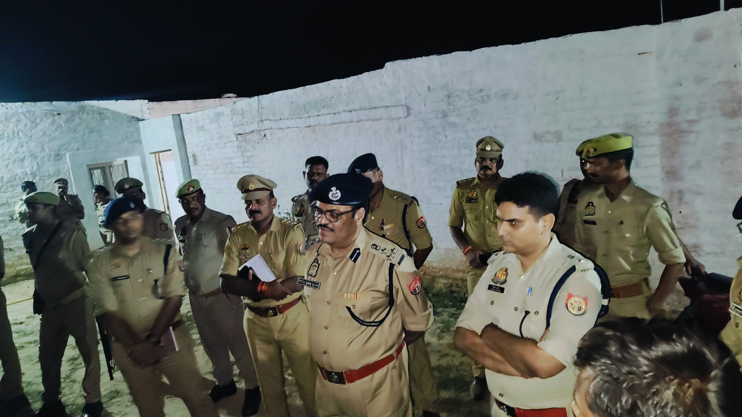 मुंबई से घर लौटा था पूरा परिवार… कुछ ही दिनों बाद बंद दरवाजे के पीछे मिला ऐसा मंजर कि पूरे गांव में छा गया मातम