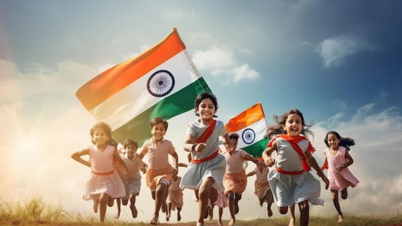 15 अगस्त 1947 को भारत ब्रिटिश हुकूमत से आजाद हुआ। यह दिन हर भारतीय के लिए गर्व और देशभक्ति का प्रतीक है, जब पूरे देश में ध्वजारोहण और सांस्कृतिक आयोजन होते हैं। हालांकि, इस ऐतिहासिक दिन और हमारी आजादी के सफर से जुड़ी कई ऐसी बेहद दिलचस्प बातें हैं, जिन्हें आम तौर पर किताबों में जगह नहीं मिल पाई है। (Img- Pinterest)