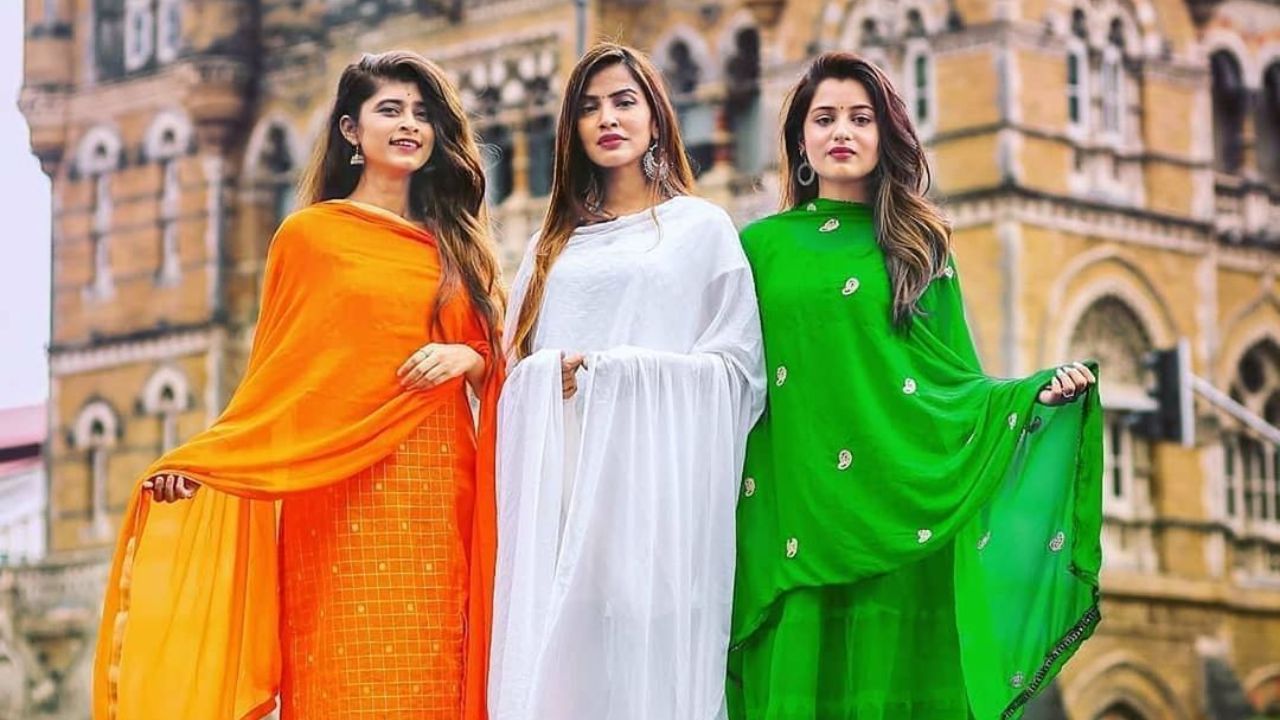 स्वतंत्रता दिवस के मौके पर देश भर के कॉलेजों में एक अलग ही जोश और उत्साह देखने को मिलता है। इस खास दिन पर छात्र-छात्राएं न केवल देशभक्ति के रंग में रंगे नज़र आते हैं, बल्कि अपने खास आउटफिट के माध्यम से राष्ट्रीय ध्वज के प्रति सम्मान भी प्रकट करते हैं। आइए जानते हैं कि इस दिन कैसे साधारण कपड़ों में भी बेहद खूबसूरत दिखा जा सकता है। (Img- Pinterest)