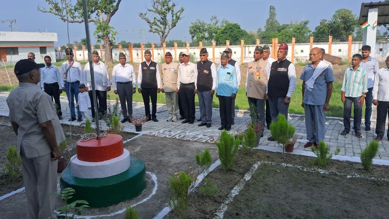 तिरंगे के रंग में रंगा अमेठी: DM संजय चौहान ने कलेक्ट्रेट में फहराया राष्ट्रीय ध्वज, लिया राष्ट्र रक्षा का संकल्प