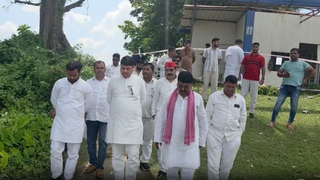 अखिलेश यादव के निर्देश पर महराजगंज जिले के सपाई पहुंचे नेपाल बाढ़ पीड़ितों के बीच