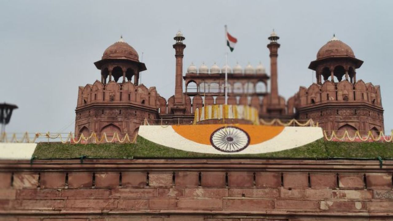 15 अगस्त पर पूरे देश में राष्ट्रीय अवकाश रहता है और मुख्य समारोह नई दिल्ली के लाल किले पर आयोजित होता है। ऐतिहासिक रिकॉर्ड्स के अनुसार, 15 अगस्त 1947 से काफी पहले, वर्ष 1907 में जर्मनी के स्टटगार्ट में विदेशी धरती पर पहली बार भारतीय झंडा फहराने का गौरव मैडम भीकाजी कामा को प्राप्त हुआ था। (Img- Pinterest)