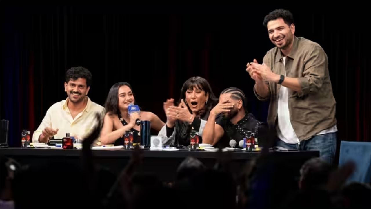 मंच पर भारी पड़ी बिहारी हाजिरजवाबी: समय रैना ने कसा तंज, शेरोन वर्मा के एक जवाब ने उड़ा दिए होश