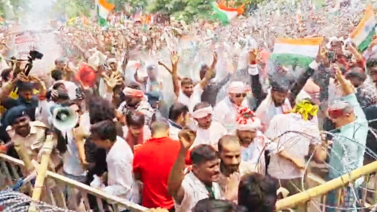 Jharkhand Protest: रांची में गरमाया माहौल; CBI जांच की मांग पर अड़े छात्र, पुलिस ने की पानी की बौछार
