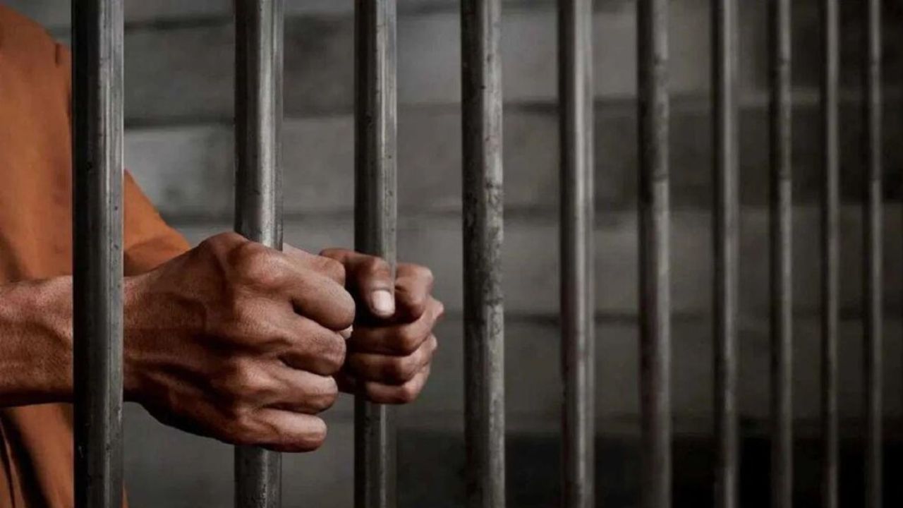गांव से पकड़कर थाने लाए थे मोहरपाल, पुलिस कस्टडी में हुई मौत… एटा में 20 साल बाद दरोगा-सिपाही को उम्रकैद