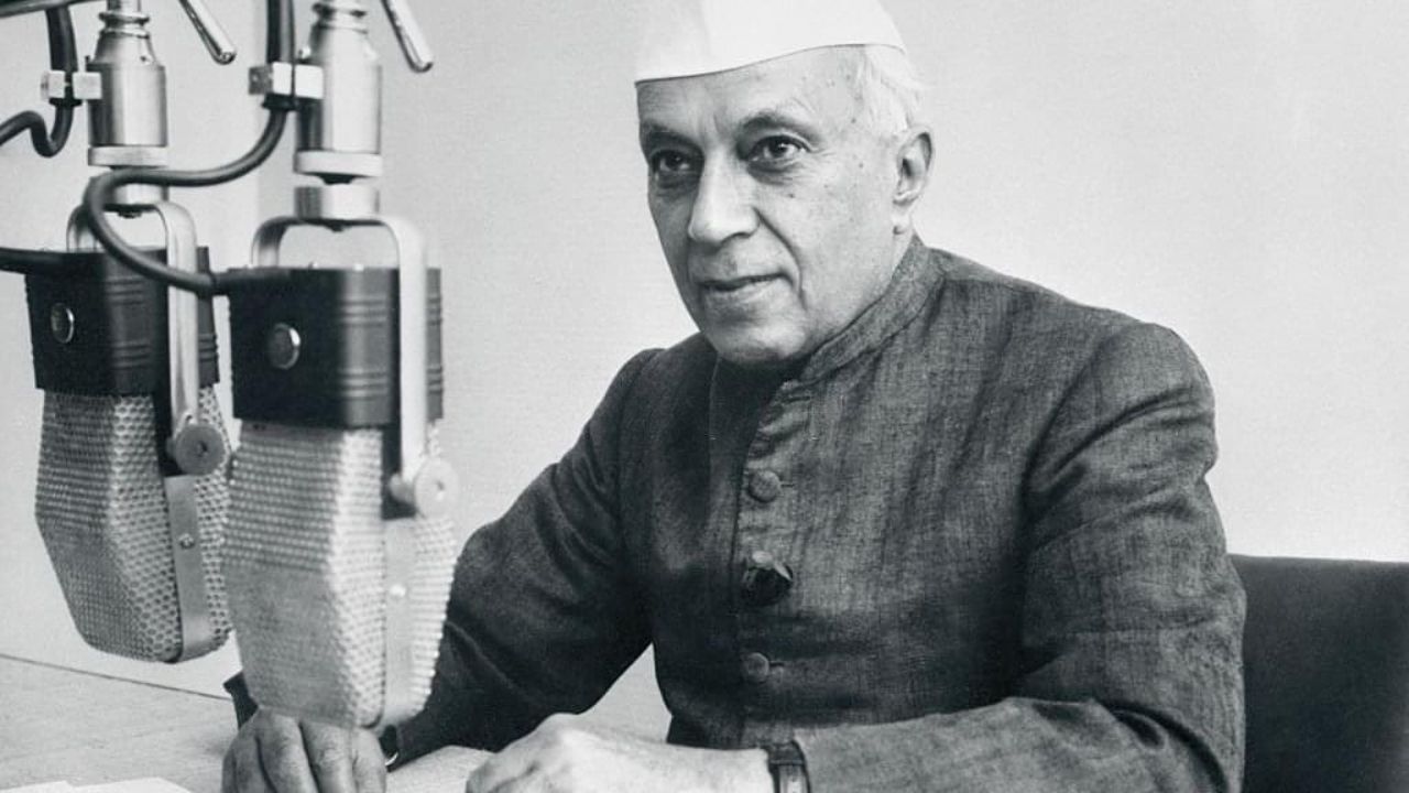 आजादी की पूर्व संध्या पर जवाहरलाल नेहरू ने अपना मशहूर भाषण 'ट्रिस्ट विद डेस्टिनी' दिया और वे देश के पहले प्रधानमंत्री बने। राष्ट्रीय ध्वज को आजादी से कुछ हफ्ते पहले 22 जुलाई 1947 को अपनाया गया था। बेहद हैरान करने वाली बात यह है कि महात्मा गांधी दिल्ली के आजादी समारोह में शामिल नहीं थे, वे कलकत्ता में हिंसा रोकने में जुटे थे। (Img- Pinterest)