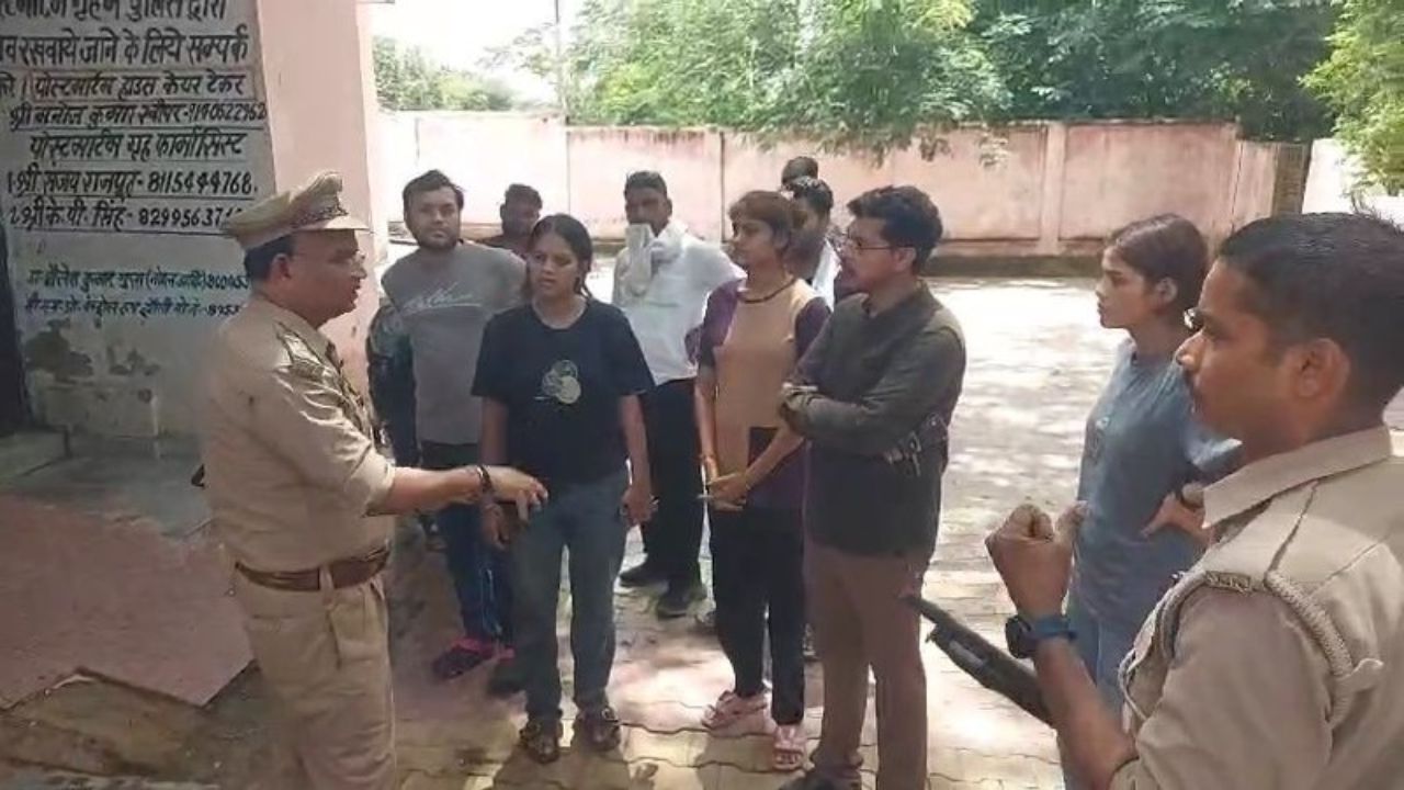 ‘पापा बोले थे- अब नहीं सहा जाता जुल्म…’ झांसी में प्रताड़ना से टूटकर बुझ गई 55 साल की शख्स की सांसें