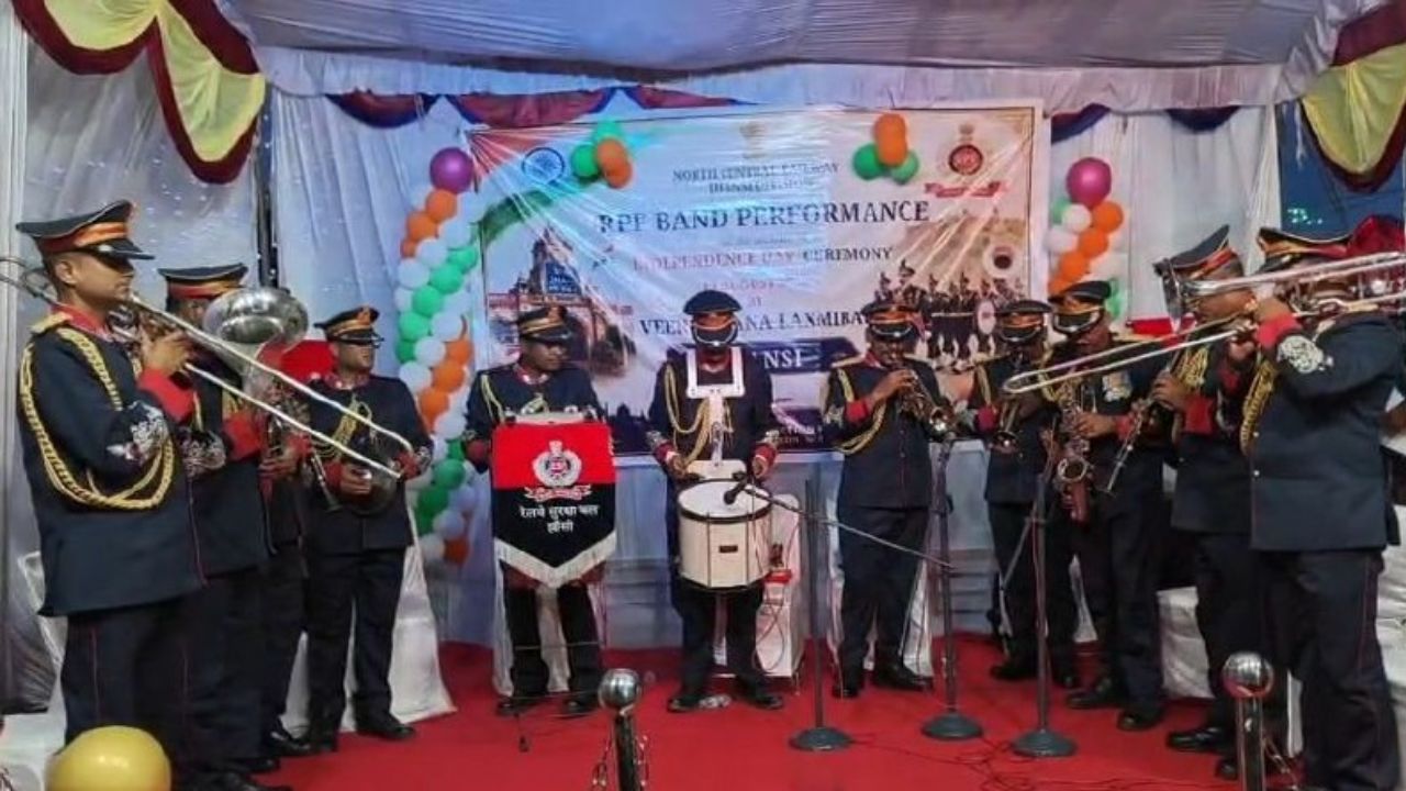 देशभक्ति की धुनों से गूंजा झांसी रेलवे स्टेशन, RPF बैंड ने बांधा ऐसा समां कि तालियों से गूंज उठा परिसर