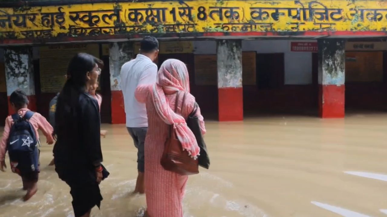 कन्नौज में बच्चे पढ़ने पहुंचे तो स्कूल में मिला ‘तालाब’! घुटनों तक पानी, भीगे सरकारी कागज और सांप-बिच्छुओं का खतरा