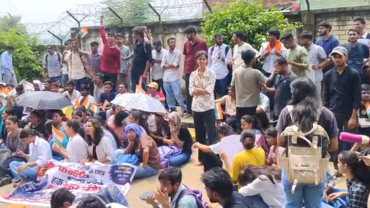 स्कॉलरशिप न आने से भड़के स्टूडेंट्स, कन्नौज के इंजीनियरिंग कॉलेज में धरने पर बैठे, लिखित आश्वासन की शर्त पर अड़े