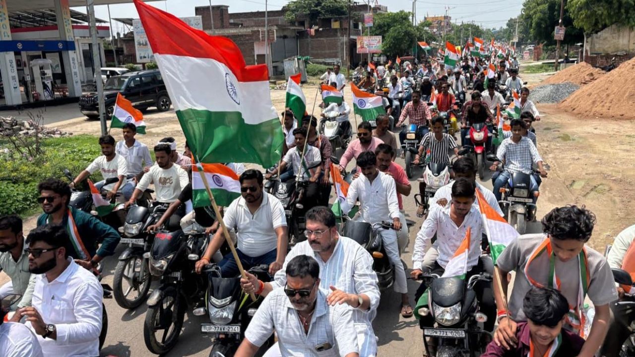 Kanpur Dehat News: तिरंगा बाइक रैली से गूंजा झींझक, भारत माता के जयकारों से माहौल हुआ देशभक्तिमय