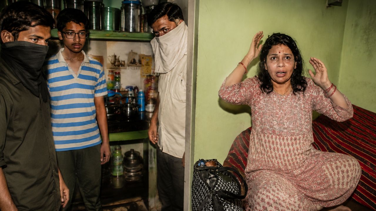 “अगर चिल्लाओगी तो मौत पक्की…” चाकू और तमंचे की नोक पर 40 मिनट तक बदमाशों का खौफनाक तांडव, पड़ोसी भी डर के साये में