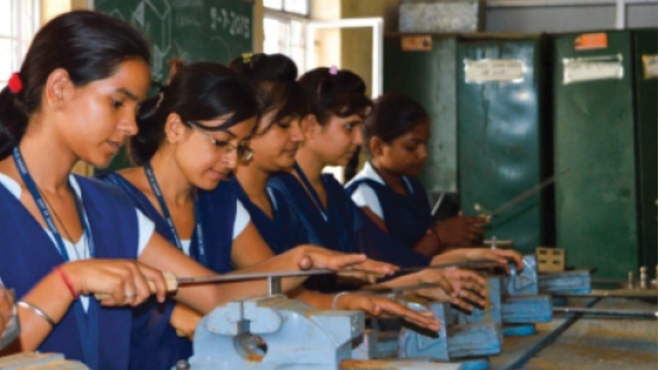 शिक्षकों की कमी का शिकार हुआ कानपुर महिला आईटीआई, 8 ट्रेडों के दाखिले रुके; बची सिर्फ 112 सीटें