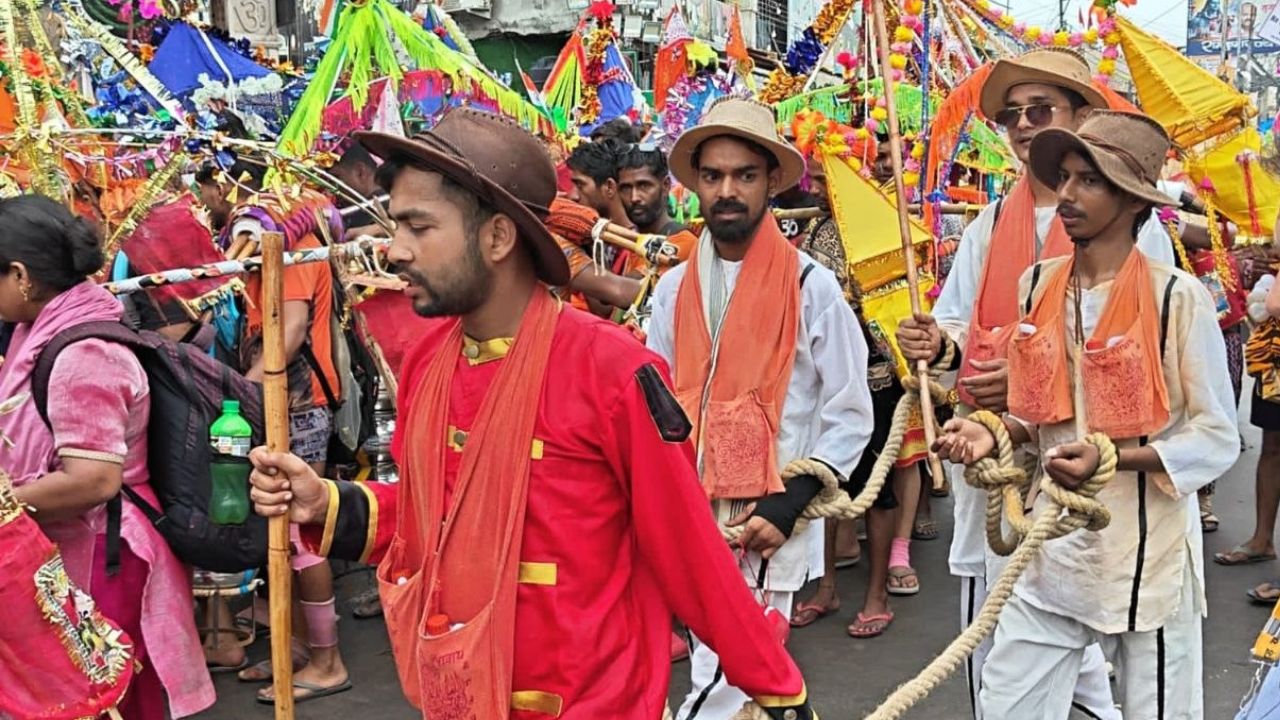मुजफ्फरनगर में पहुंची ऐसी कांवड़, जिसने रोक दी लोगों की नजरें; भगत सिंह-राजगुरु-सुखदेव बने शिवभक्त