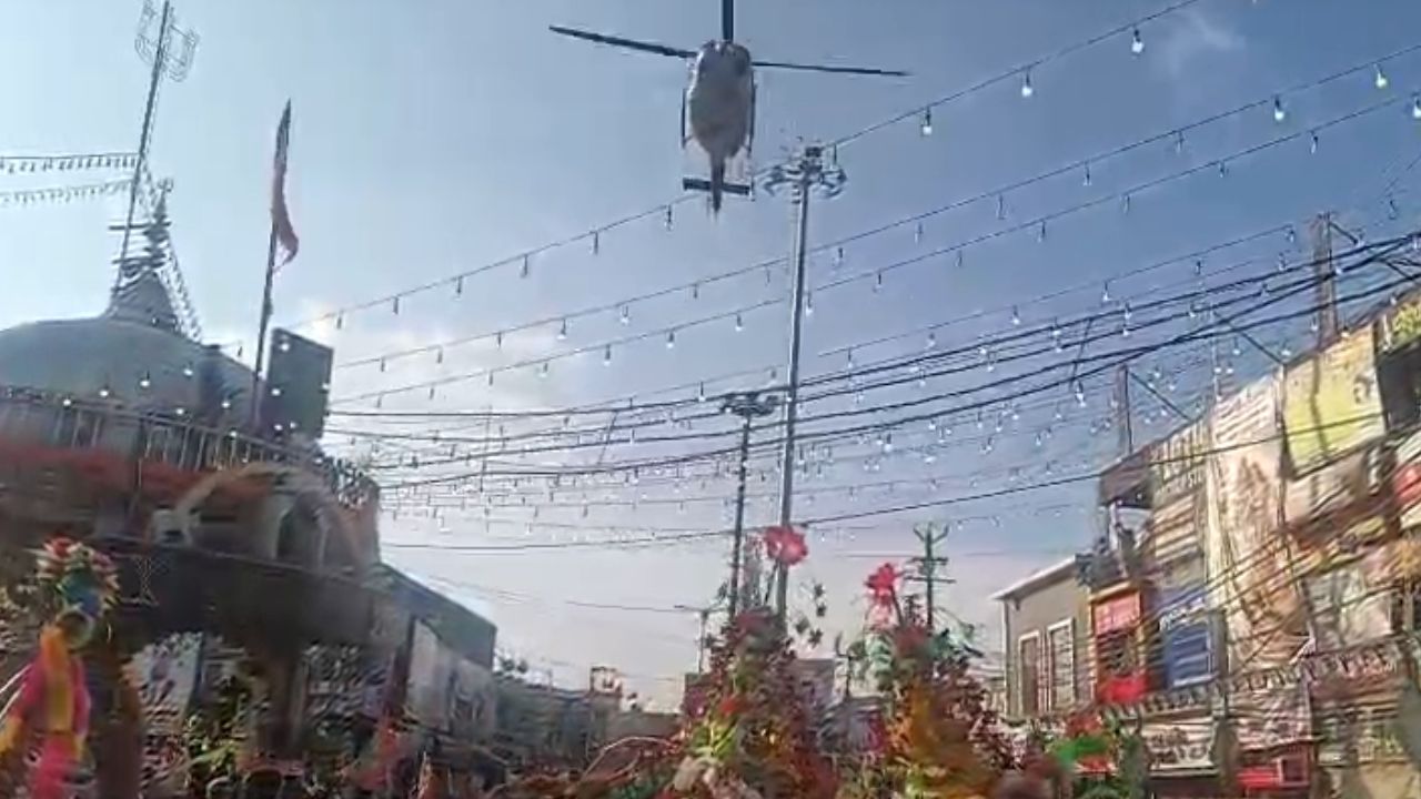 मुजफ्फरनगर में कांवड़ मार्ग पर आसमान से उतरी भक्ति! DM-SSP ने हेलीकॉप्टर से बरसाए