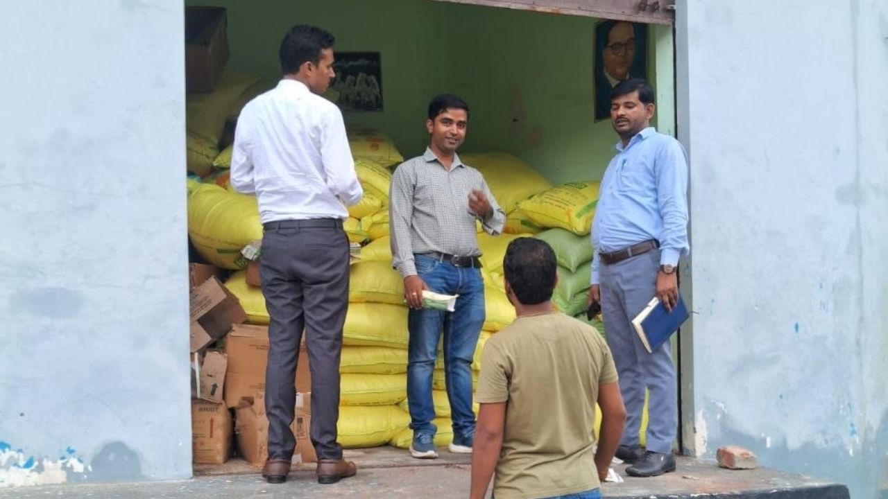 कासगंज में कृषि विभाग का छापा, 3 खाद विक्रेताओं के लाइसेंस निलंबित, कई को नोटिस जारी
