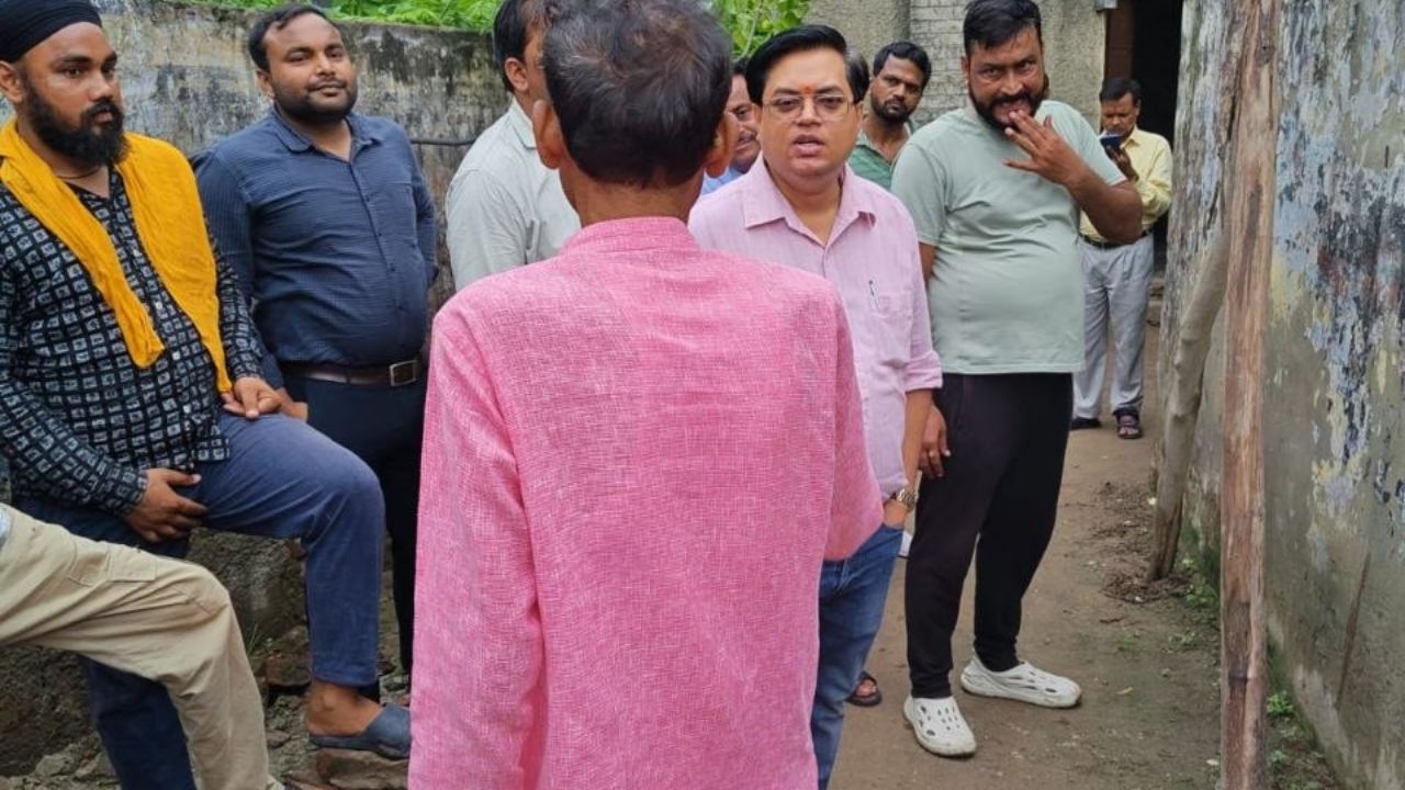 कासगंज में नगर पालिका का एक्शन, 50 मीटर सरकारी जमीन से हटाया अतिक्रमण
