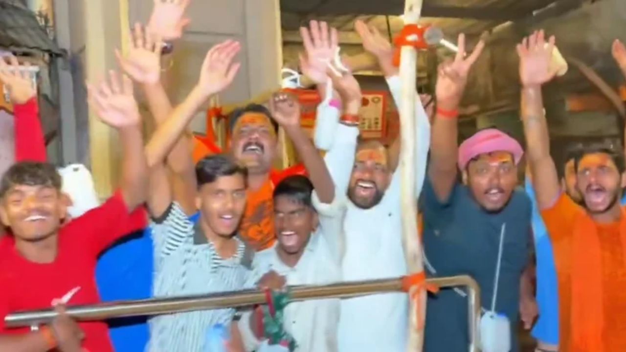 आधी रात से ही बम-बम बोला बनारस: अंतिम सोमवारी पर बाबा विश्वनाथ के दरबार में उमड़ी आस्था, सुरक्षा के लिए एटीएस और ड्रोन तैनात