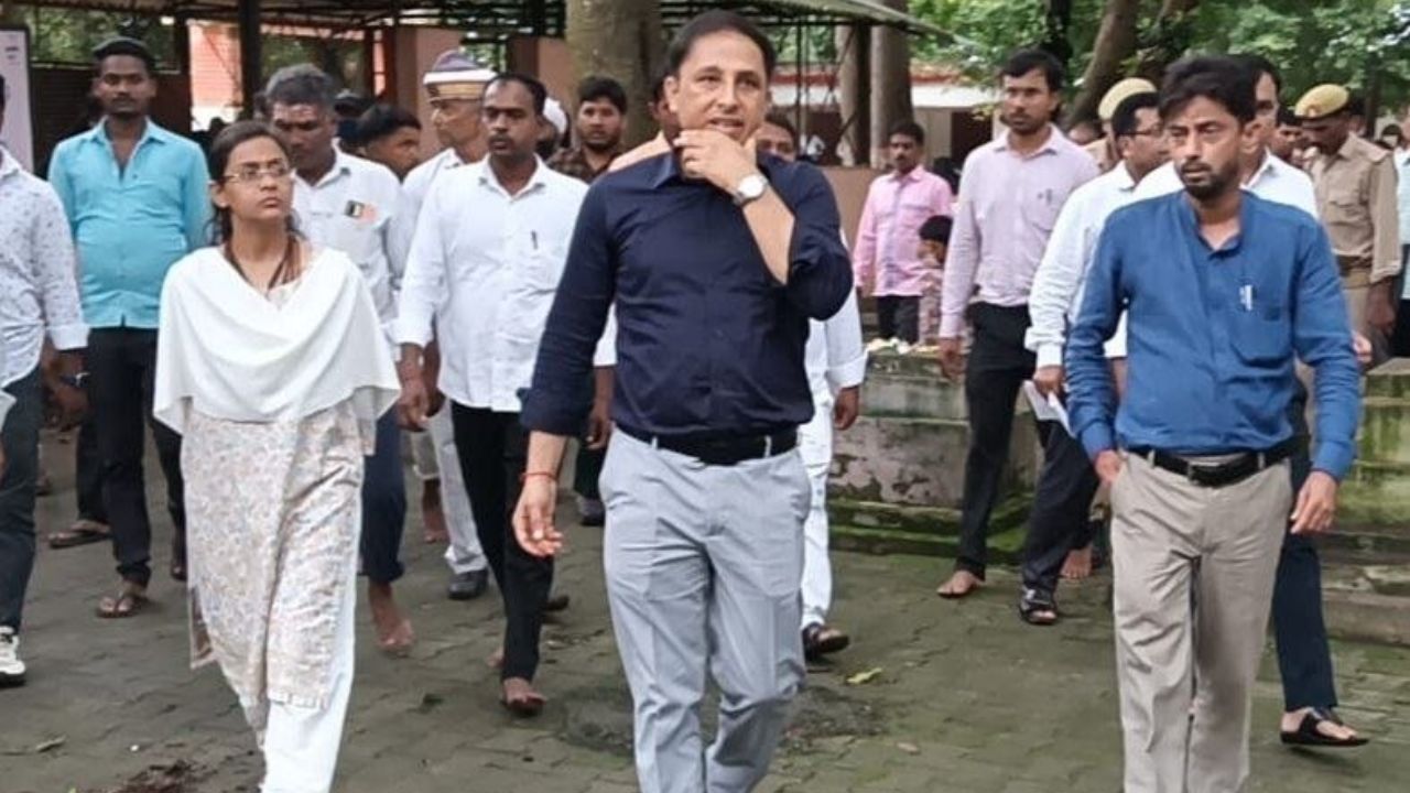 Maharajganj: ‘श्रद्धालुओं को न हो कोई परेशानी…’ DM ने पर्यटन विकास और अमृत सरोवर को लेकर दिए निर्देश