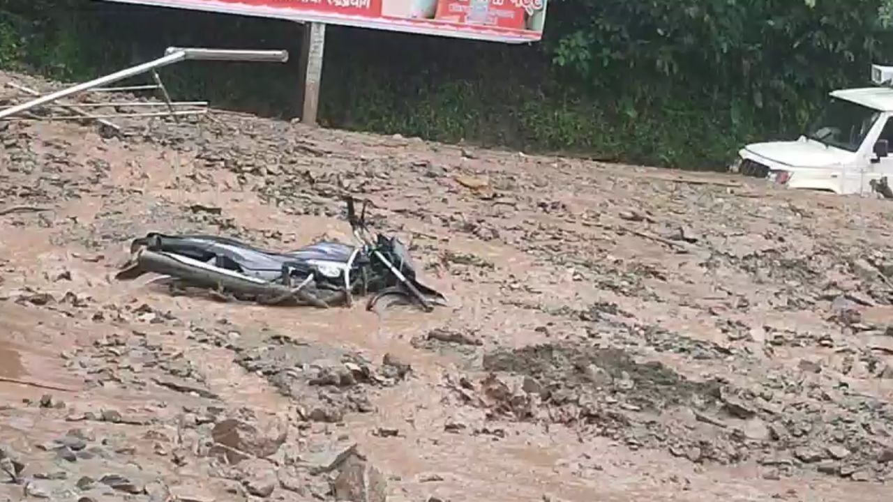 Kedarnath Highway Blocked: रुद्रप्रयाग में आफत की बारिश! तिलवाड़ा गदेरे में आया मलबा, राहत कार्य में जुटी प्रशासन की टीम