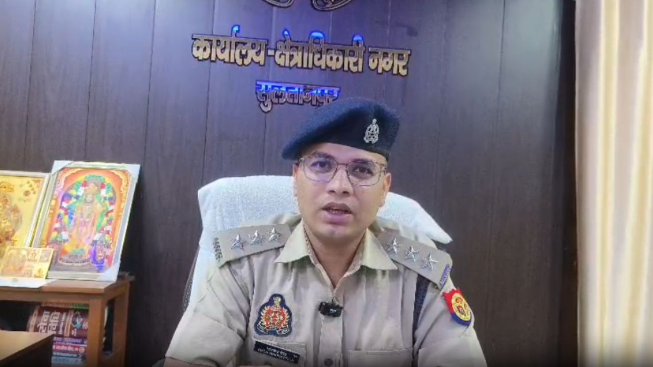 Sultanpur: गोमती नदी में शव मिलने से हड़कंप, गोताखोरों की मदद से पुलिस ने निकाला बाहर; जाने पूरा मामला