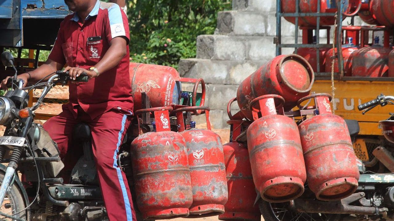 महंगाई के मोर्चे पर राहत: कमर्शियल LPG सिलेंडर ₹200 से अधिक सस्ता, जानें दिल्ली-कोलकाता में नई दरें