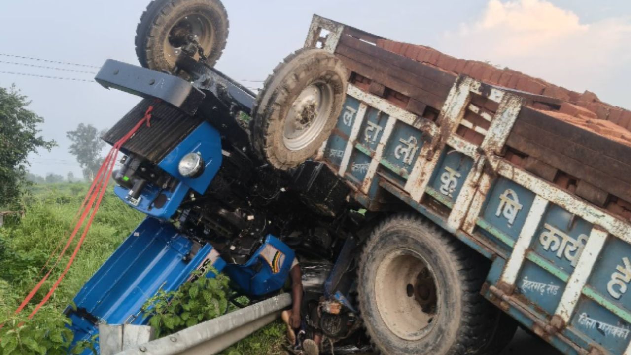 लखनऊ हाईवे पर दर्दनाक हादसा, बैरिकेडिंग पर पलटा ट्रैक्टर; चार मजदूरों की मौत से परिवारों में कोहराम